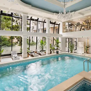 5* Hotel Queen's Court &